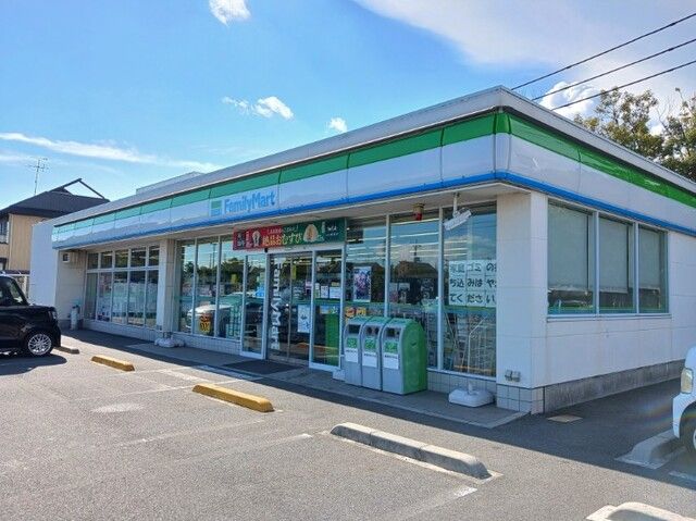 近くのファミリーマートさんまで750m（徒歩10分）