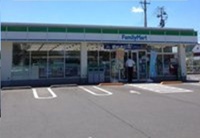 近くのファミリーマート高松林店さんまで750m（徒歩10分）