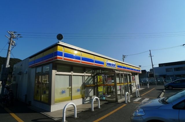 近くのコンビニまで560m（徒歩7分）