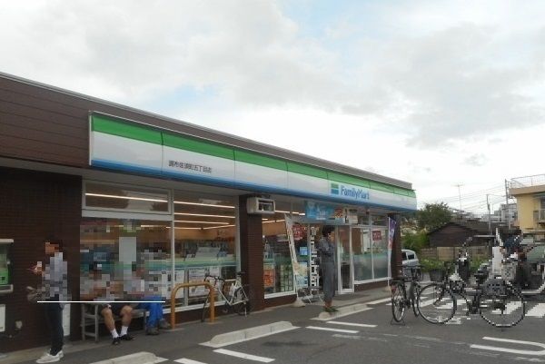 近くのファミリーマートまで300m（徒歩4分）