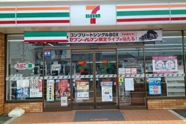 近くのコンビニまで700m（徒歩9分）