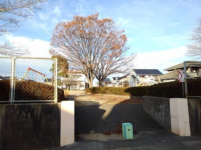 近くの新茶屋公園まで270m（徒歩4分）