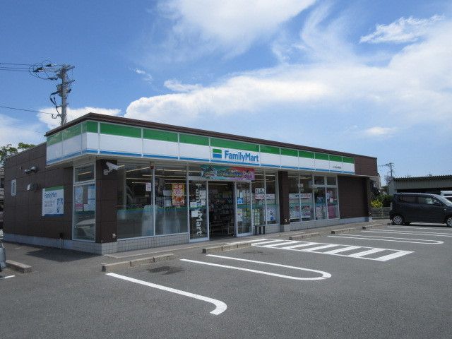 近くのファミリーマート大川高木病院前まで1,000m(徒歩13分)