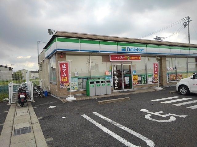 近くのファミリーマート　川井町店まで600m（徒歩8分）