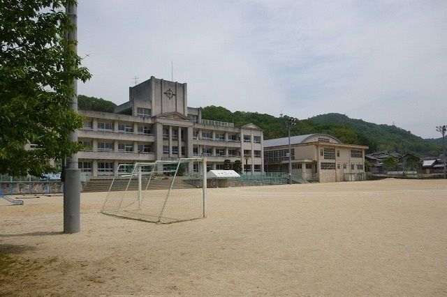 近くの小学校まで550m（徒歩7分）