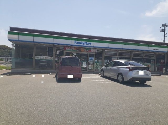 近くのファミリーマートまで240m（徒歩3分）