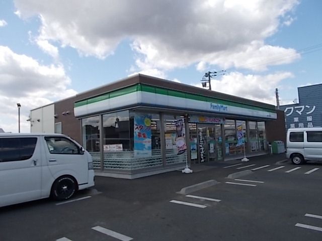 近くのファミリーマートまで750m（徒歩10分）