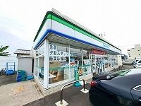 近くのファミリーマート小村店さんまで1,400m(徒歩18分)