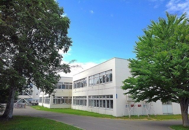 近くの大麻中学校まで900m(徒歩12分)