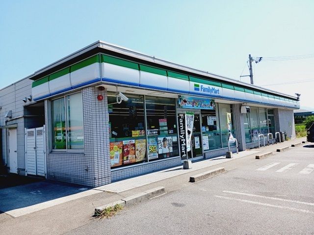 近くのファミリーマート市役所前店様まで1,000m(徒歩13分)