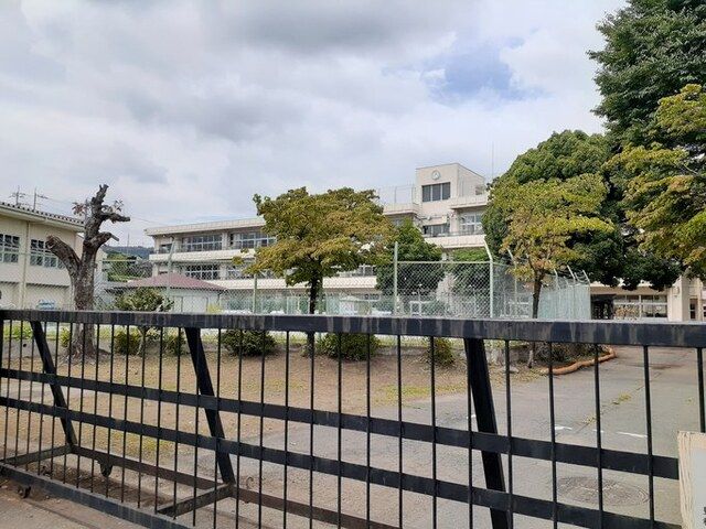 近くの渋川市立豊秋小学校まで1,600m（徒歩20分）