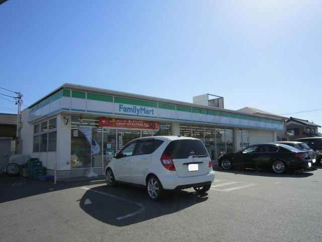 近くのファミリーマート一色前新田店まで700m（徒歩9分）