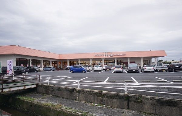 近くのフーズマーケットホック塩谷店まで1,000m（徒歩13分）