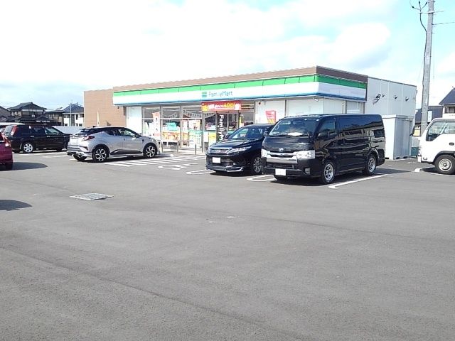 近くのファミリーマートまで320m(徒歩4分)