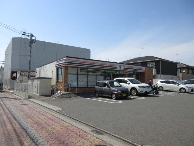 近くのコンビニまで550m（徒歩7分）