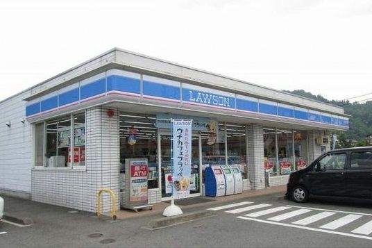 近くのローソンまで550m（徒歩7分）