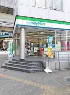 近くのファミリーマート王子駅南口店まで405m(徒歩6分)