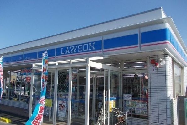 近くのローソン三沢下久保店まで900m（徒歩12分）