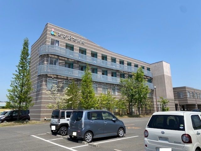 近くのまび記念病院まで650m（徒歩9分）