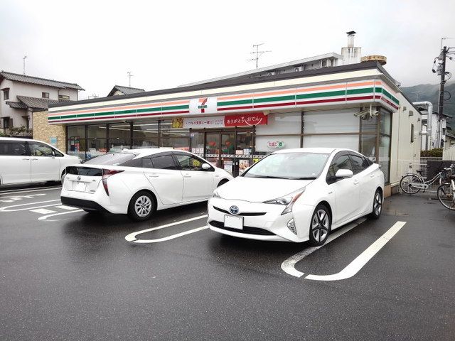 近くのコンビニまで400m（徒歩5分）