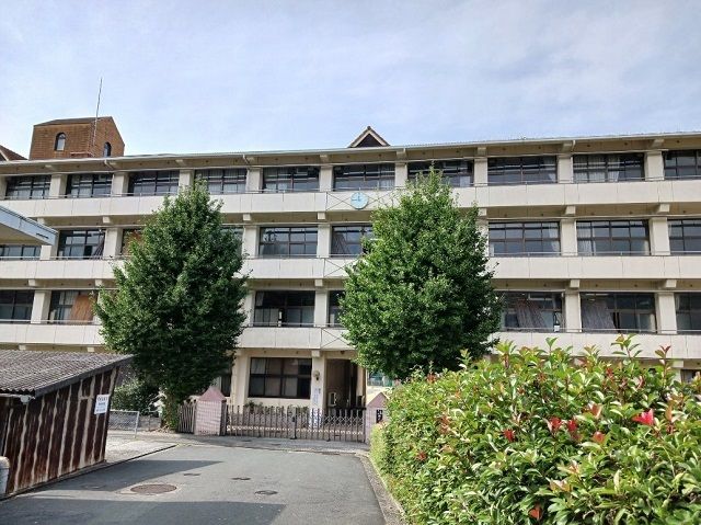 近くの八幡浜市立神山小学校様まで900m（徒歩12分）