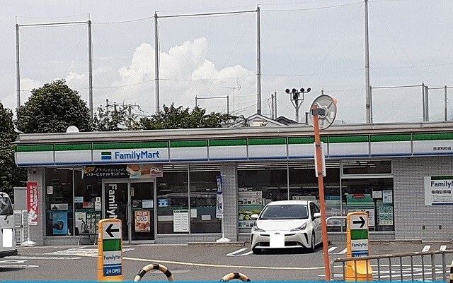 近くのファミリーマート摂津別府店様まで750m（徒歩10分）