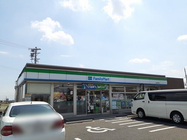 近くのファミリーマート　曽野町店まで210m（徒歩3分）