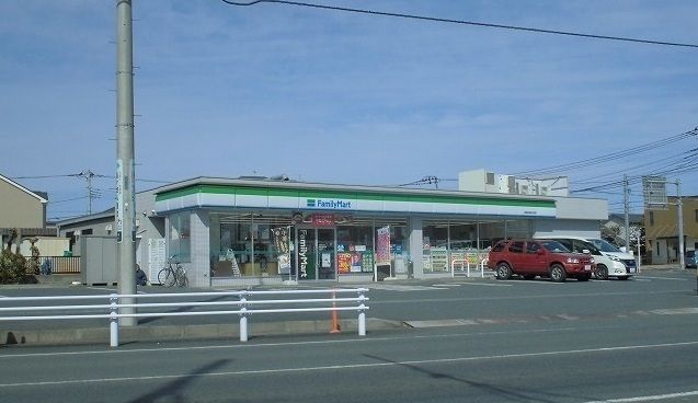 近くのファミリーマートまで600m(徒歩8分)