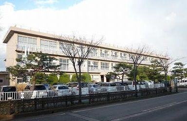 近くの燕市立分水小学校まで950m(徒歩12分)