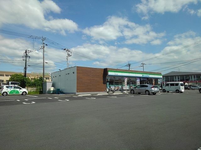 近くのファミリーマート熊本小山町店まで450m（徒歩6分）