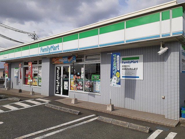 近くのファミリーマート国体道路店まで550m（徒歩7分）