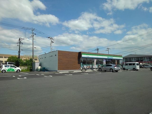 近くのファミリーマート小山町店まで450m(徒歩6分)