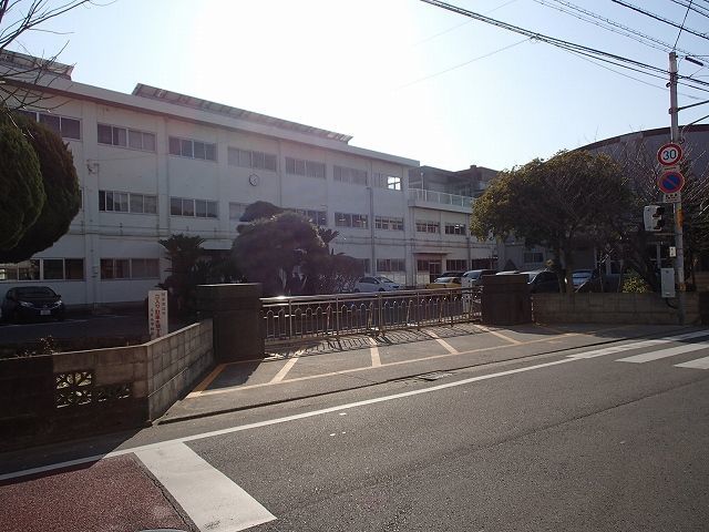 近くの八万小学校まで950m(徒歩12分)