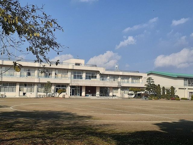 近くの小学校まで700m（徒歩9分）