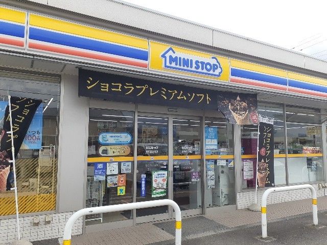 近くのコンビニまで700m（徒歩9分）