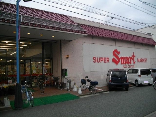 近くのエスマート川端店まで500m（徒歩7分）