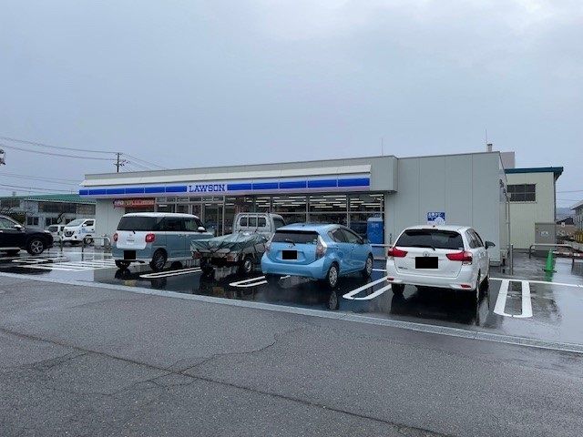 近くのローソン柏崎田中店まで300m（徒歩4分）