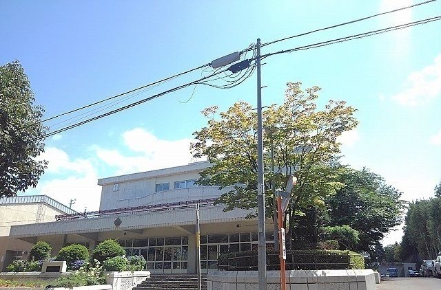 近くの平岡中学校まで900m(徒歩12分)