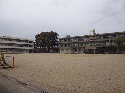 近くの小学校まで300m（徒歩4分）