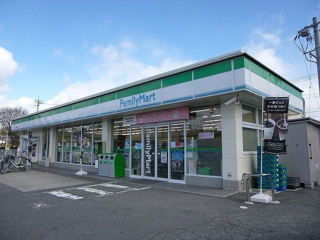 近くのファミリーマート西高屋店まで1,600m（徒歩20分）