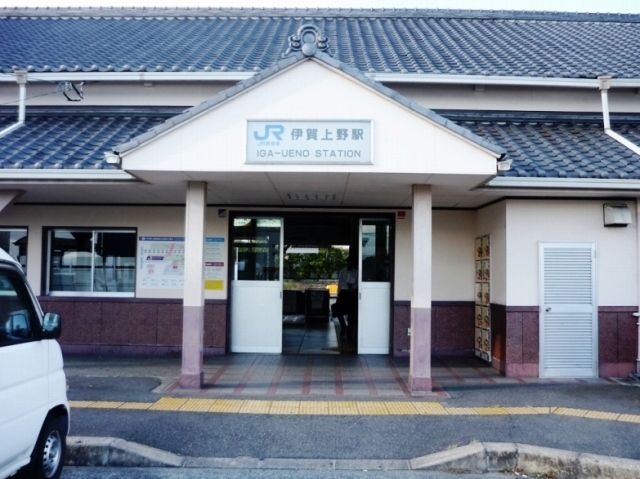 近くの伊賀上野駅まで400m（徒歩5分）