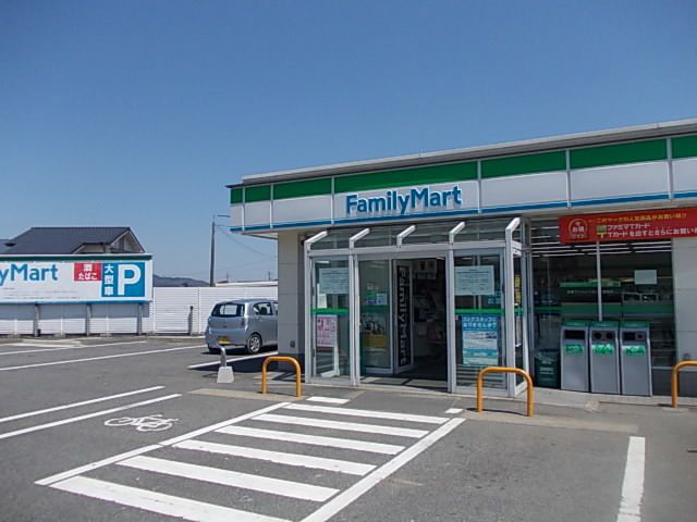 近くのファミリーマートまで500m(徒歩7分)