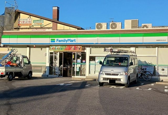 近くのファミリーマートまで230m(徒歩3分)