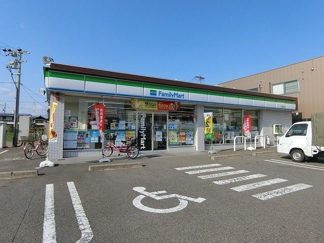 近くのファミリーマート大垣笠木町店まで800m(徒歩10分)