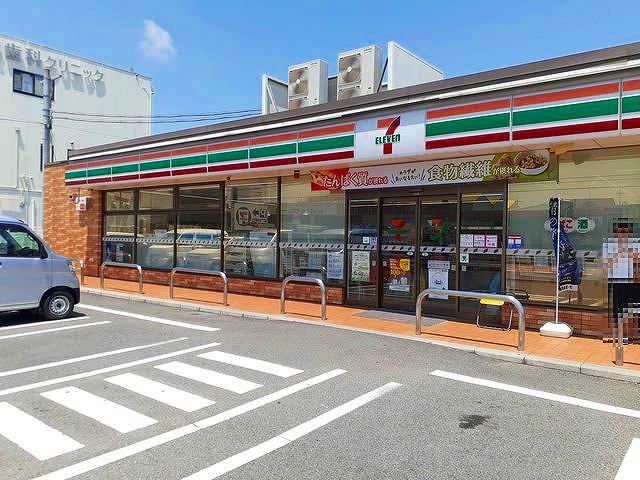 近くのセブンイレブン  苅安賀店まで130m（徒歩2分）
