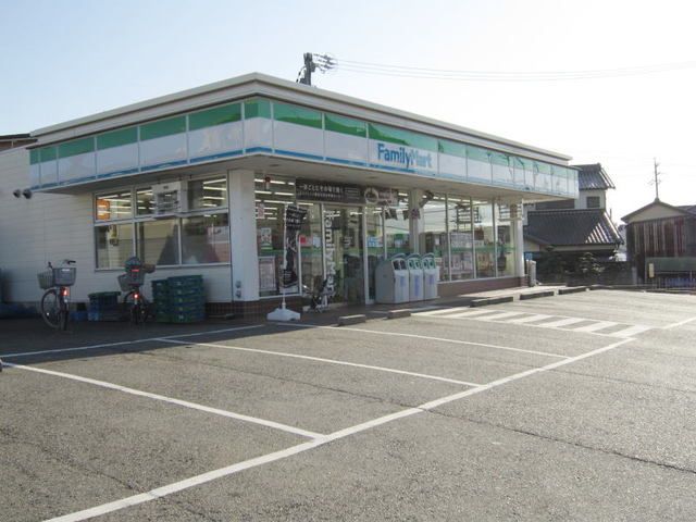 近くのファミリーマートまで800m(徒歩10分)