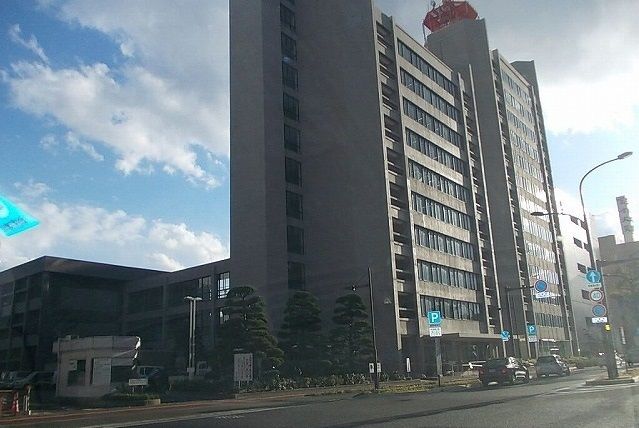 近くの今治市役所様まで1,600m（徒歩20分）