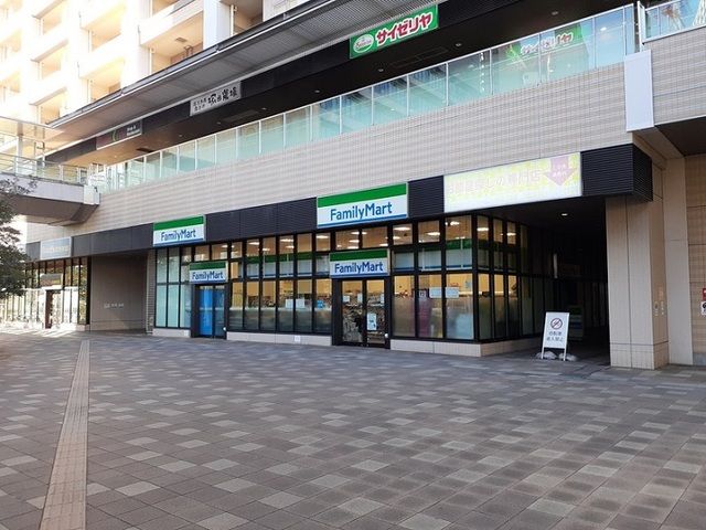 近くのファミマ　武蔵浦和マークス店まで500m（徒歩7分）