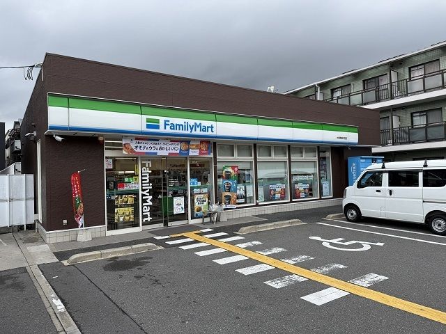 近くのファミリーマート南楠の里店様まで500m（徒歩7分）