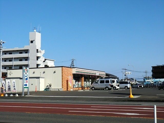 近くのセブンイレブン宮崎新名爪店まで450m（徒歩6分）